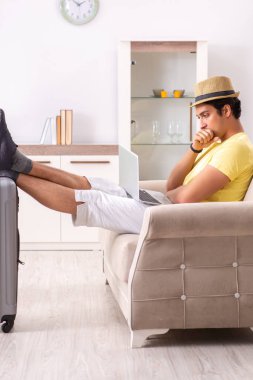 Kırılgan bavullarla tatile çıkan adam.