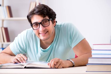 Genç yakışıklı öğrenci okul sınavlarına hazırlanıyor.