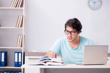 Tele-öğrenim konsepti genç öğrencisi