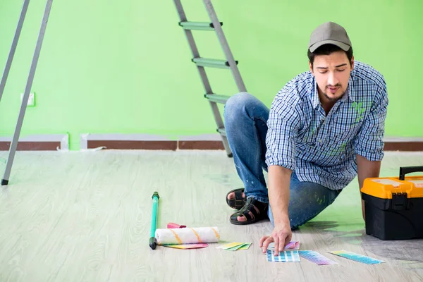 Giovane uomo che fa ristrutturazione casa — Foto Stock