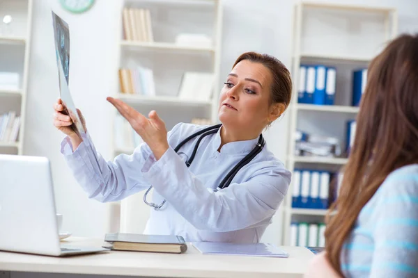 Femme en visite chez le médecin radiologiste pour un contrôle régulier — Photo