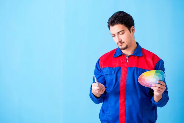 Jeune homme entrepreneur choisir la couleur de l'arc-en-ciel — Photo