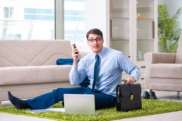 Empresário levando o trabalho para casa e fazendo horas extras — Fotografia de Stock