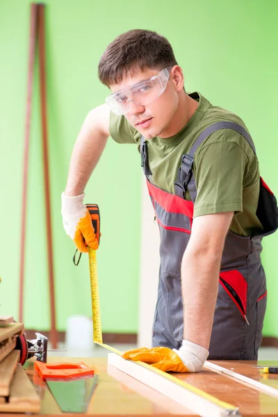 Giovane falegname che lavora in officina — Foto Stock