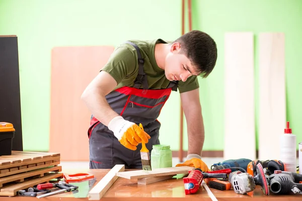 Giovane falegname che lavora in officina — Foto Stock