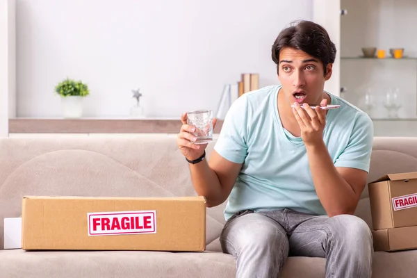 Mann öffnet fragiles Paket, das im Internet bestellt wurde — Stockfoto