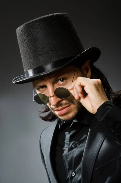 Concetto vintage con uomo che indossa cappello a cilindro nero — Foto Stock