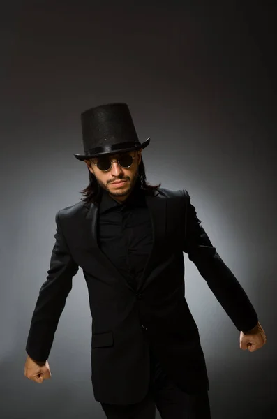 Concepto vintage con hombre con sombrero de copa negro — Foto de Stock