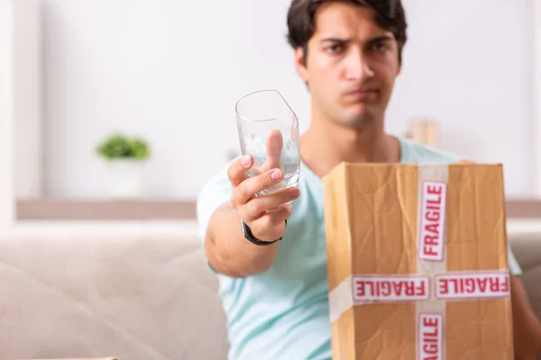 Mann öffnet fragiles Paket, das im Internet bestellt wurde — Stockfoto