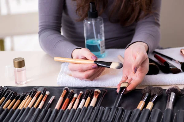 Makyaj sanatçısı fırçaları işe hazırlıyor
