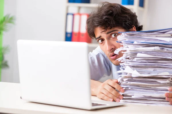 Overloaded busy employee with too much work and paperwork — Stock Photo, Image