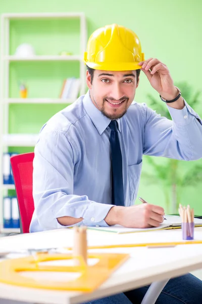 Joven arquitecto masculino trabajando en el proyecto — Foto de Stock