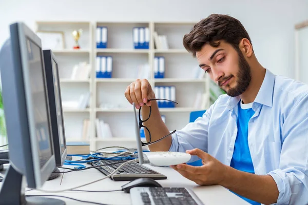 Tecnico informatico alla ricerca di attrezzature IT — Foto Stock