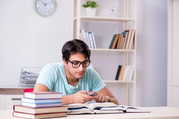 Jeune Étudiant Beau Préparant Pour Les Examens Scolaires — Photo