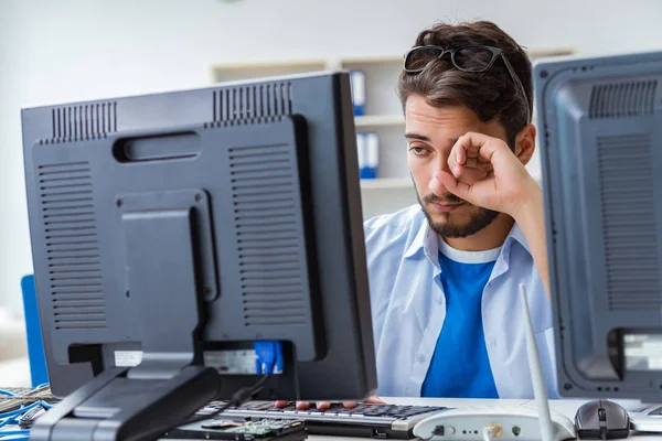 Técnico de TI mirando el equipo de TI — Foto de Stock