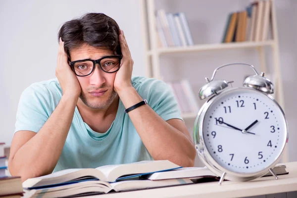 Giovane studente bello preparazione per gli esami scolastici — Foto Stock