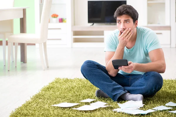 Genç adam kişisel finans ve faturalarla boğuşuyor.
