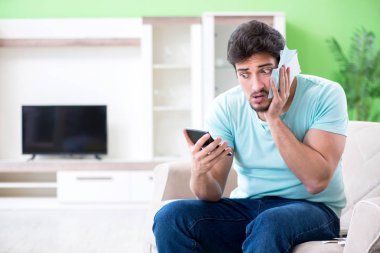 Genç adam kişisel finans ve faturalarla boğuşuyor.