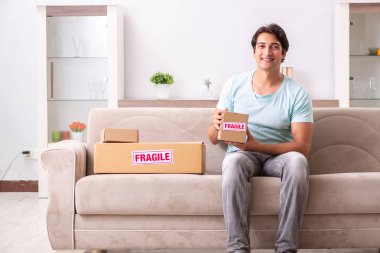 İnternet 'ten sipariş edilen kırılgan paketi açan adam