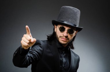 Siyah şapkalı bir adamın klasik konsepti.