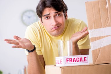 Adam evi taşıyor ve kırılgan eşyalarla taşınıyor.