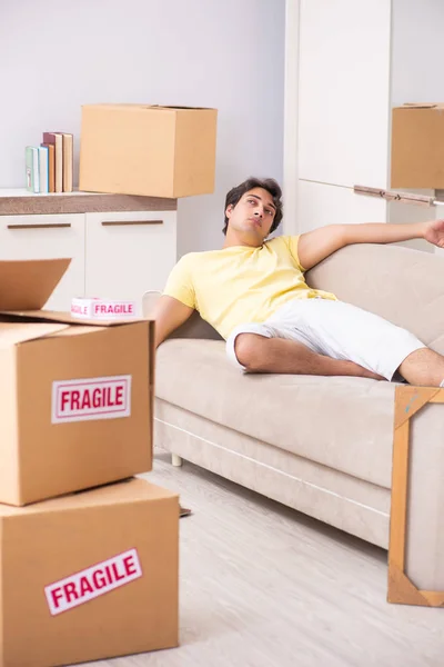 Young couple moving to new flat with fragile things — Stock Photo, Image