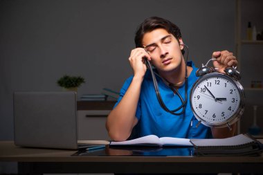 Hastanede gece vardiyasında çalışan yakışıklı genç bir doktor.   