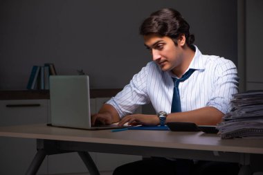 Genç finans müdürü gece geç saatlere kadar ofiste çalışıyor. 