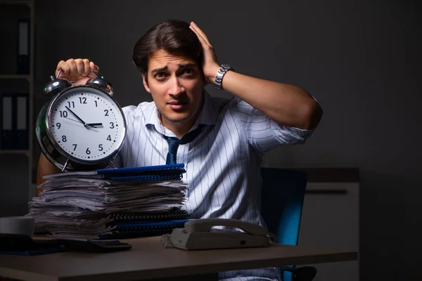 Jeune directeur financier travaillant tard le soir au bureau — Photo