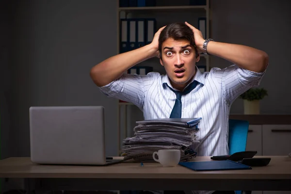 Joven gerente financiero trabajando hasta tarde en la noche en la oficina —  Fotos de Stock