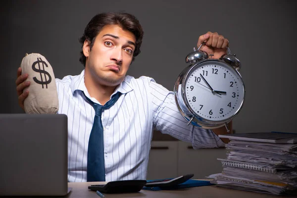 Jovem gerente financeiro trabalhando até tarde da noite no escritório — Fotografia de Stock
