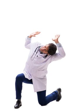 Baskı altındaki genç ve yakışıklı doktor beyazlara izole edilmiş.