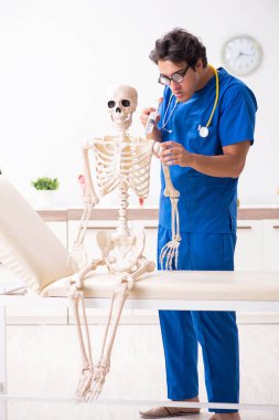 Hastanede iskeleti olan komik bir doktor.