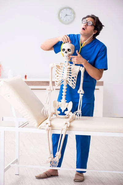 Médico Divertido Con Esqueleto Hospital —  Fotos de Stock