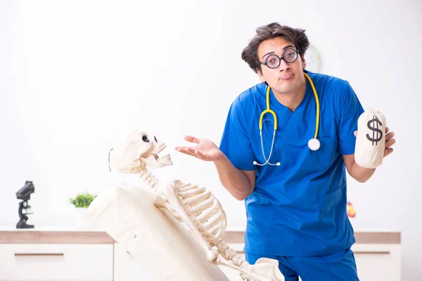 Vicces doktor csontvázzal a kórházban. — Stock Fotó