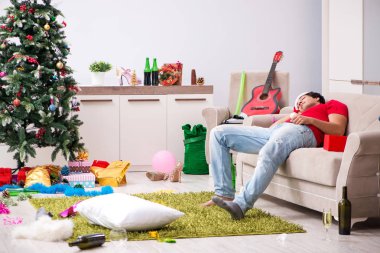 Genç adam Noel partisinden sonra evde sarhoş.