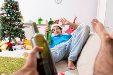 Genç adam Noel partisinden sonra evde sarhoş.