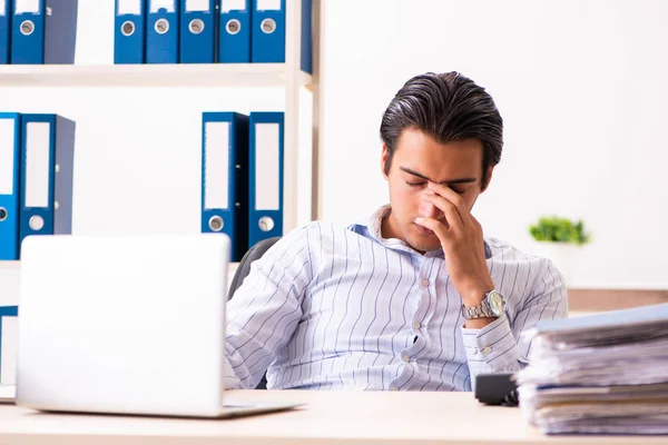 Jeune employé assis au bureau — Photo