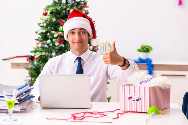 Υπάλληλος επιχειρηματίας γιορτάζει τα Χριστούγεννα στο γραφείο — Φωτογραφία Αρχείου