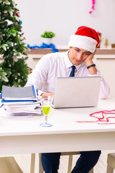 Employee businessman celebrating christmas in office — Stock Photo, Image