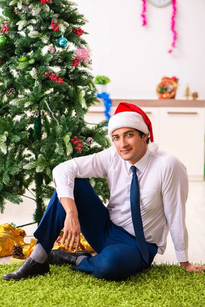 Anställd affärsman firar jul i ämbetet — Stockfoto
