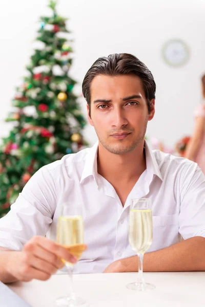 Junger trauriger Mann Weihnachten mit Champagner — Stockfoto