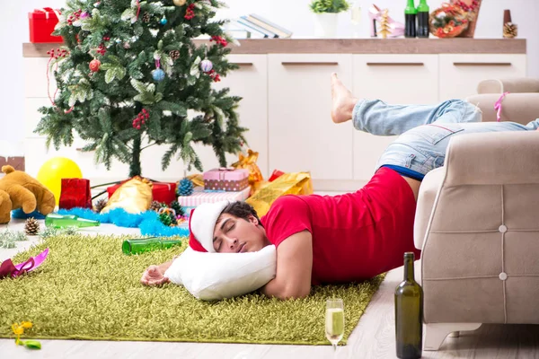 Jovem bêbado em casa após a festa de Natal — Fotografia de Stock