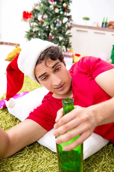 Jeune Homme Ivre Maison Après Fête Noël — Photo