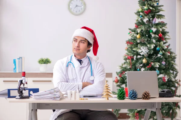 Γιατρός σε βάρδια παραμονή Χριστουγέννων — Φωτογραφία Αρχείου