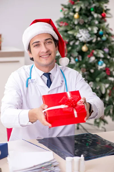 Γιατρός με κουτί δώρου στο νοσοκομείο — Φωτογραφία Αρχείου