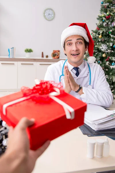 Hastanede hediye kutusu olan bir doktor var. — Stok fotoğraf