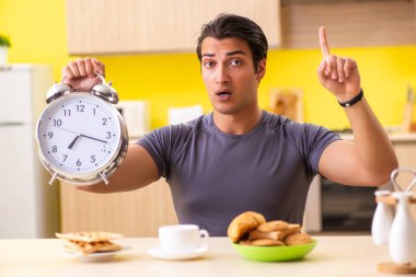 Sağlıksız gıda konsepti olan genç bir adam.