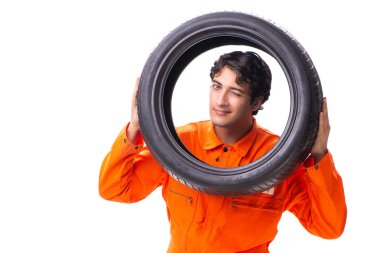 Beyaz lastikli genç bir garaj işçisi.