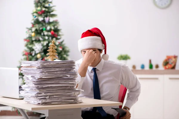 Trabajador joven trabajando en la oficina en el turno de navidad —  Fotos de Stock